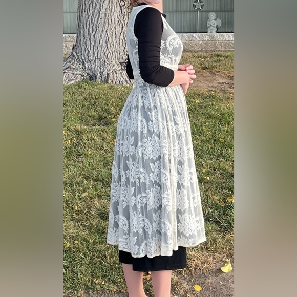 Newport News black and lace dress - Picture 2 of 6